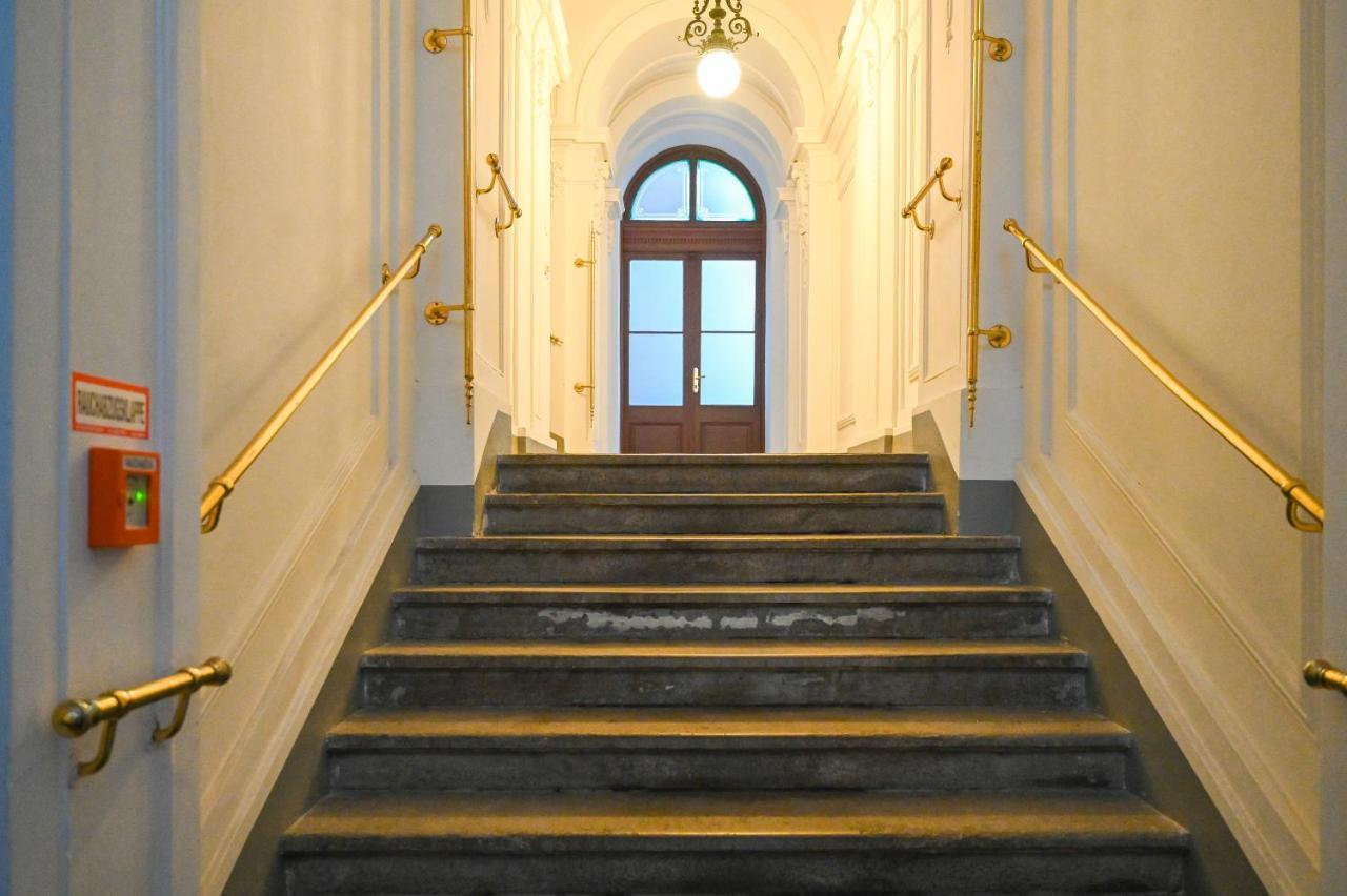 Amazing Volkstheater *
